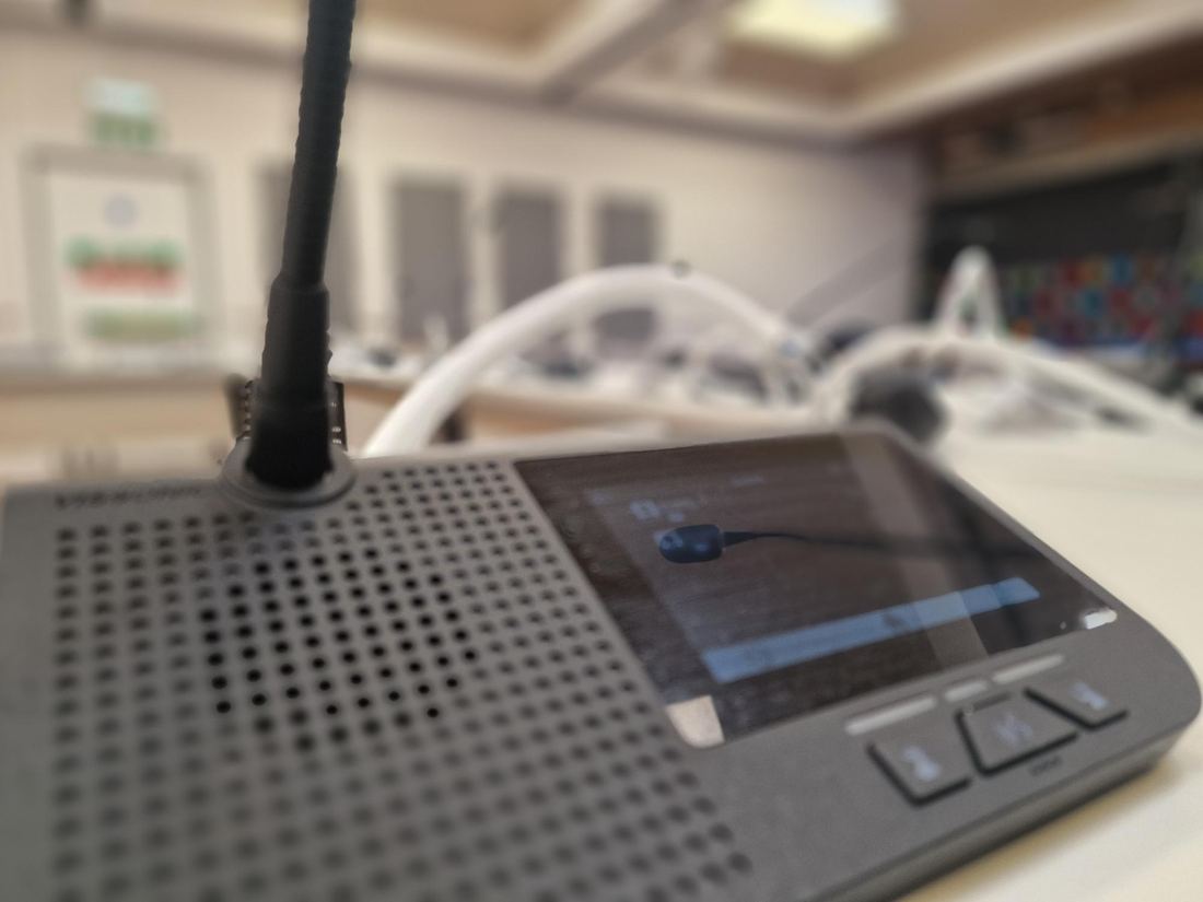 Close-up of a single Vissonic touchscreen discussion unit with integrated voting and pluggable gooseneck microphone